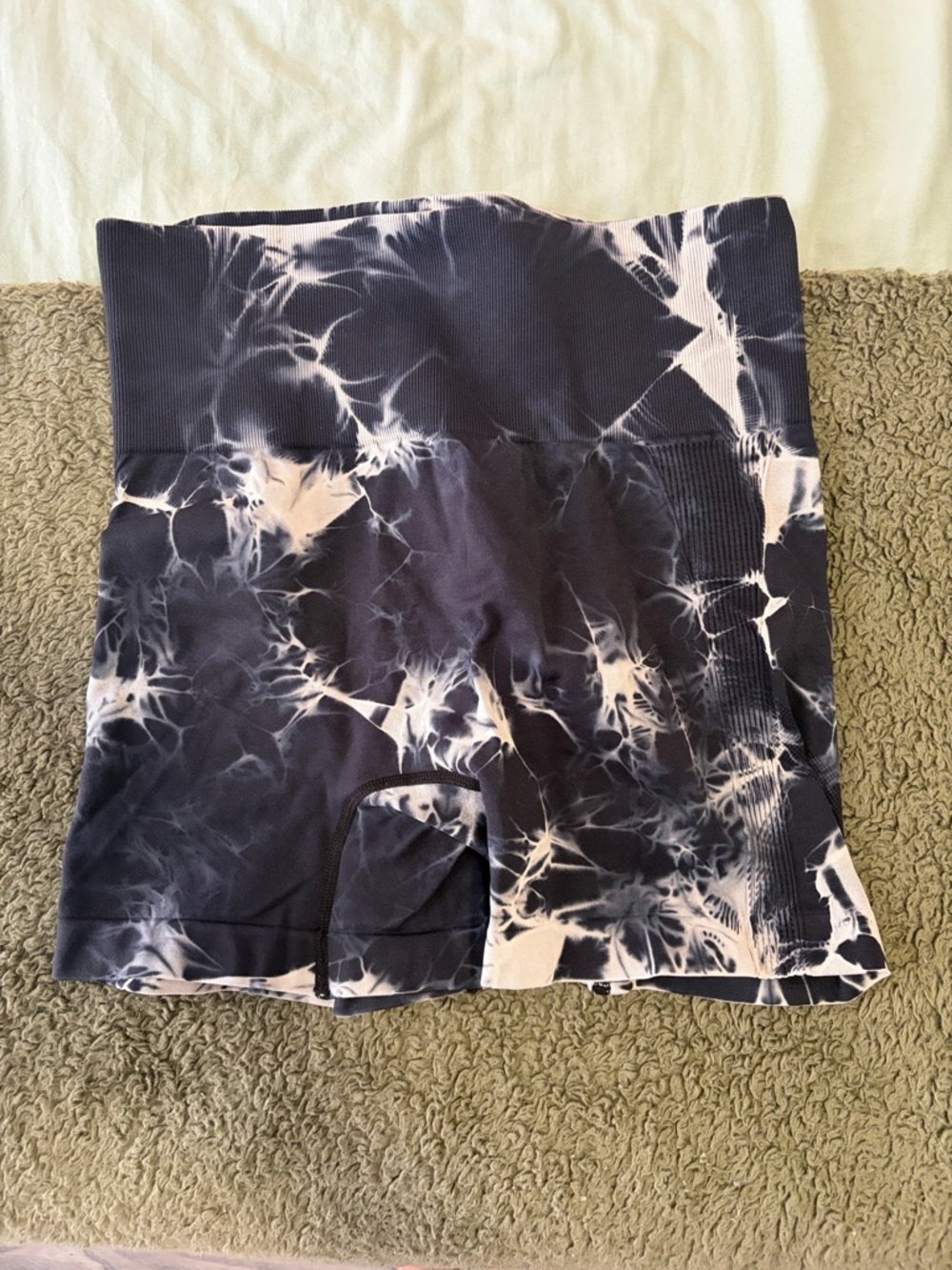 High-Waist Tie-Dye Athletic Bike Shorts - Black/White